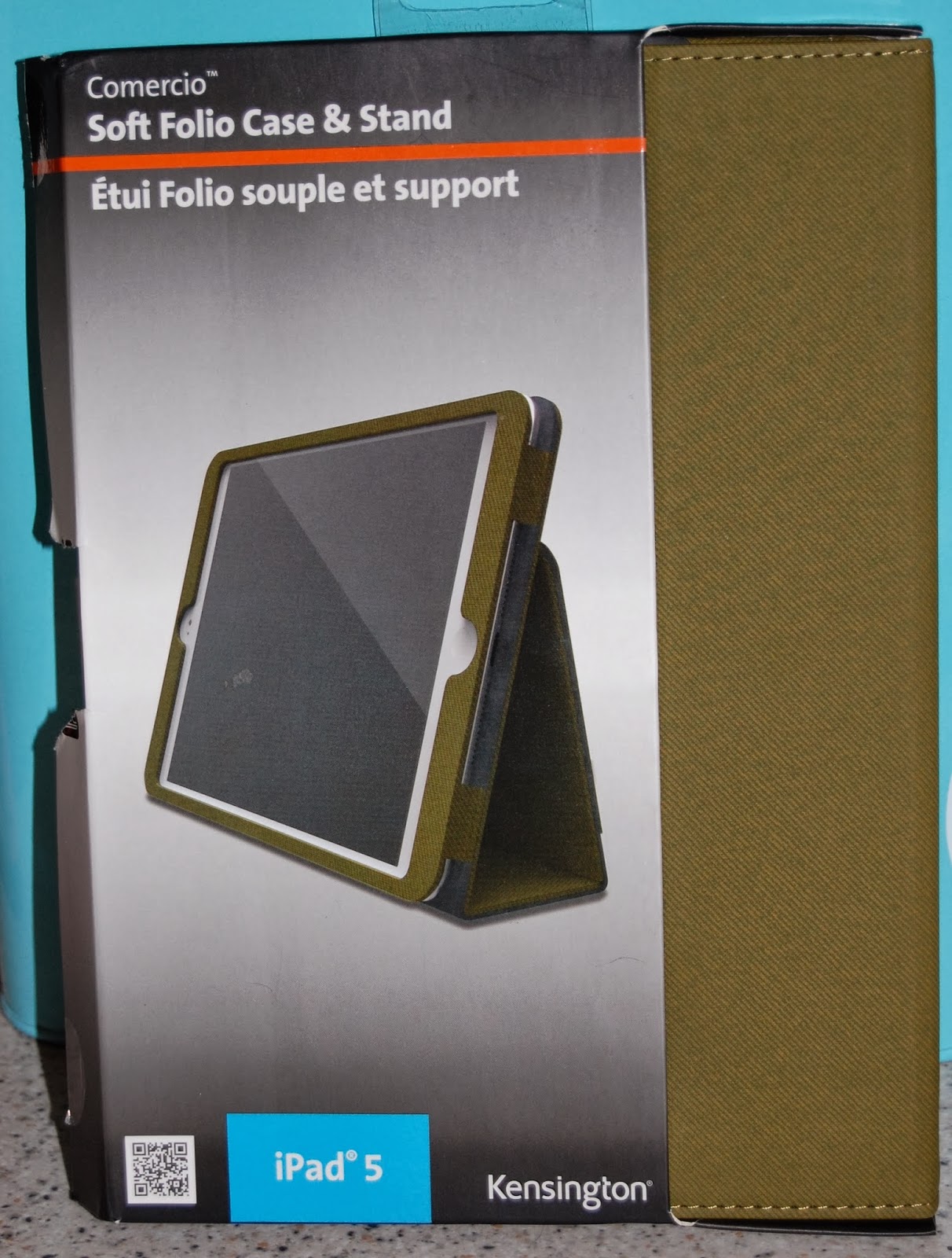 A retail box for a Kensington case, the Comercio Soft Folio Case & Stand for iPad 5, featuring an image of an iPad in a green folio case in a standing position. Text appears in both English and French—ideal for those seeking iPad Air accessories.