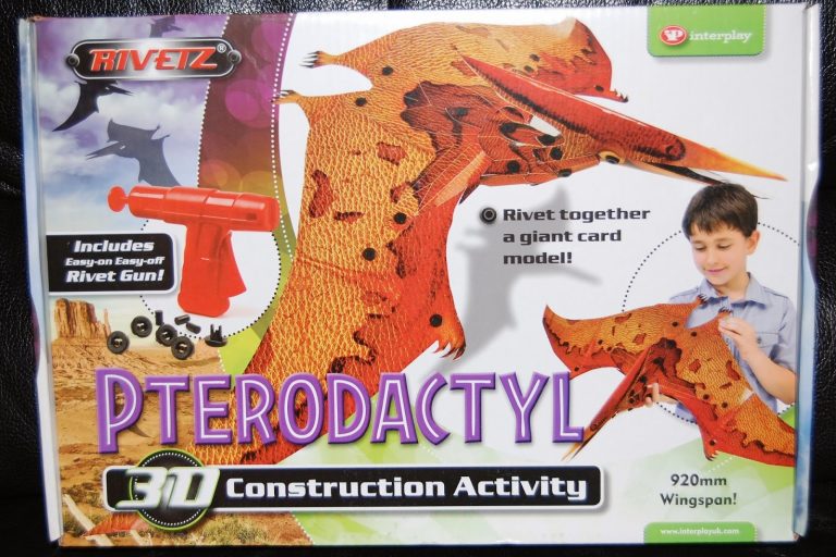 Box for a “Pterodactyl 3D Construction Activity” Technokit, featuring a large orange pterodactyl model, Rivetz red rivet gun, and a smiling boy with the finished Pterodactyl Set. Highlights include the 920mm wingspan and included rivet gun.