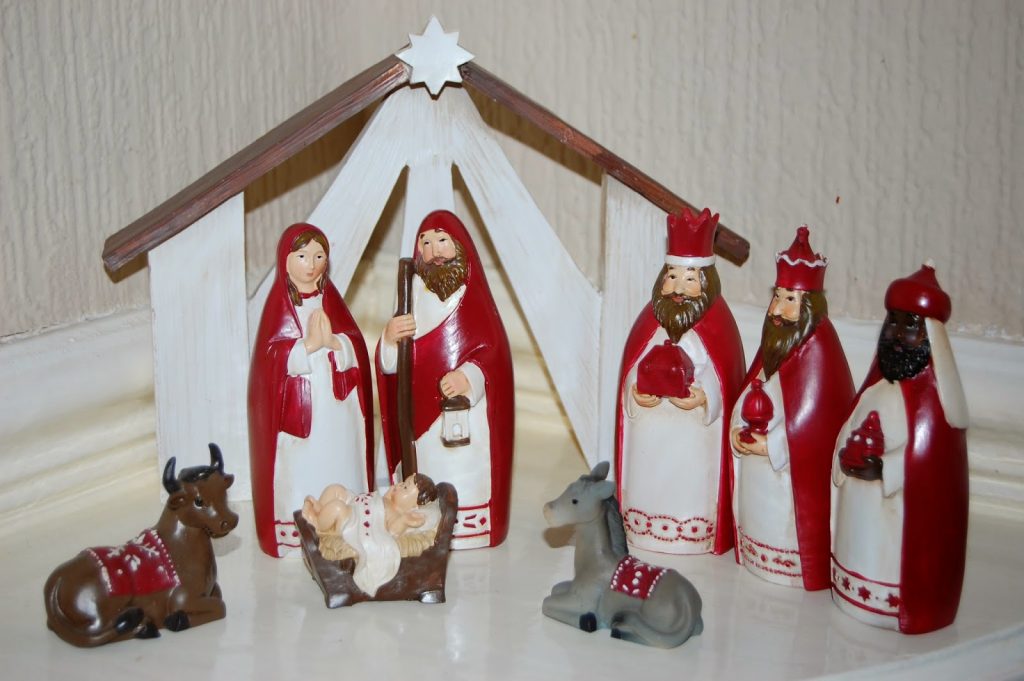 A charming ceramic nativity scene—perfect as holiday décor—features Mary, Joseph, baby Jesus, three wise men, a donkey, and an ox gathered before a white stable with a star on the roof. Ideal for decking the halls or enhancing your home décor.