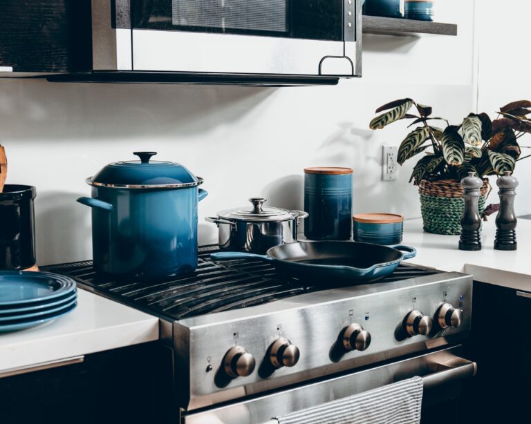blue oven wear sat on top of a stove